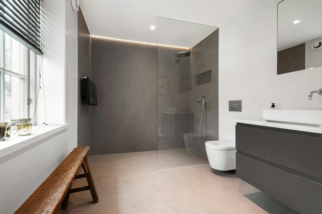 Tendencias en baños para 2026. Mamparas sin perfiles